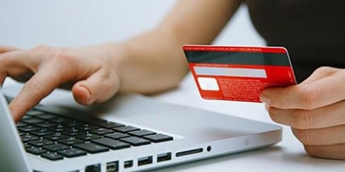 Плащаме 25 % повече онлайн с кредитни карти от първото лято на пандемията